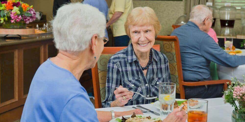 residents enjoying dnner at maryville dining room